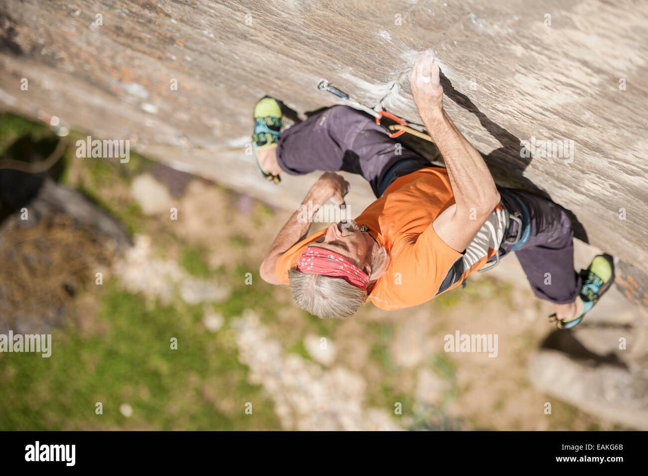 Arrampicata uomo Re Azul, una storica 7b percorso sulla rupe di granito di Balmanolesca, Varzo, Italia. Foto Stock