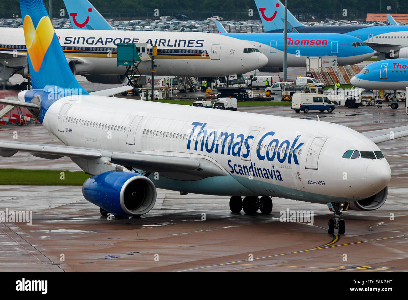 Thomas Cook Scandinavia Airbus A330-200 taxi al terminale dopo l'arrivo all'Aeroporto di Manchester. Foto Stock