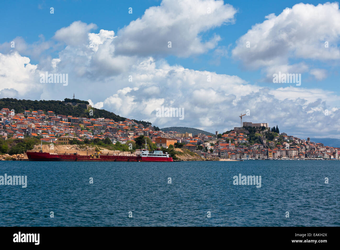 Sebenico è una storica città e porto sulla costa adriatica in Croazia Foto Stock