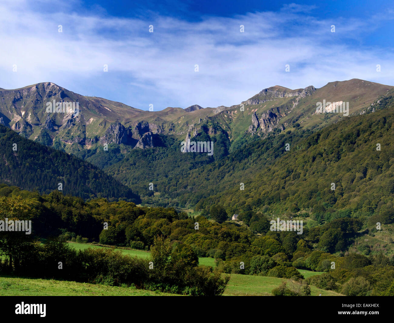 La valle di Chaudefour in primavera, Puy de Dome, Auvergne, Francia Foto Stock