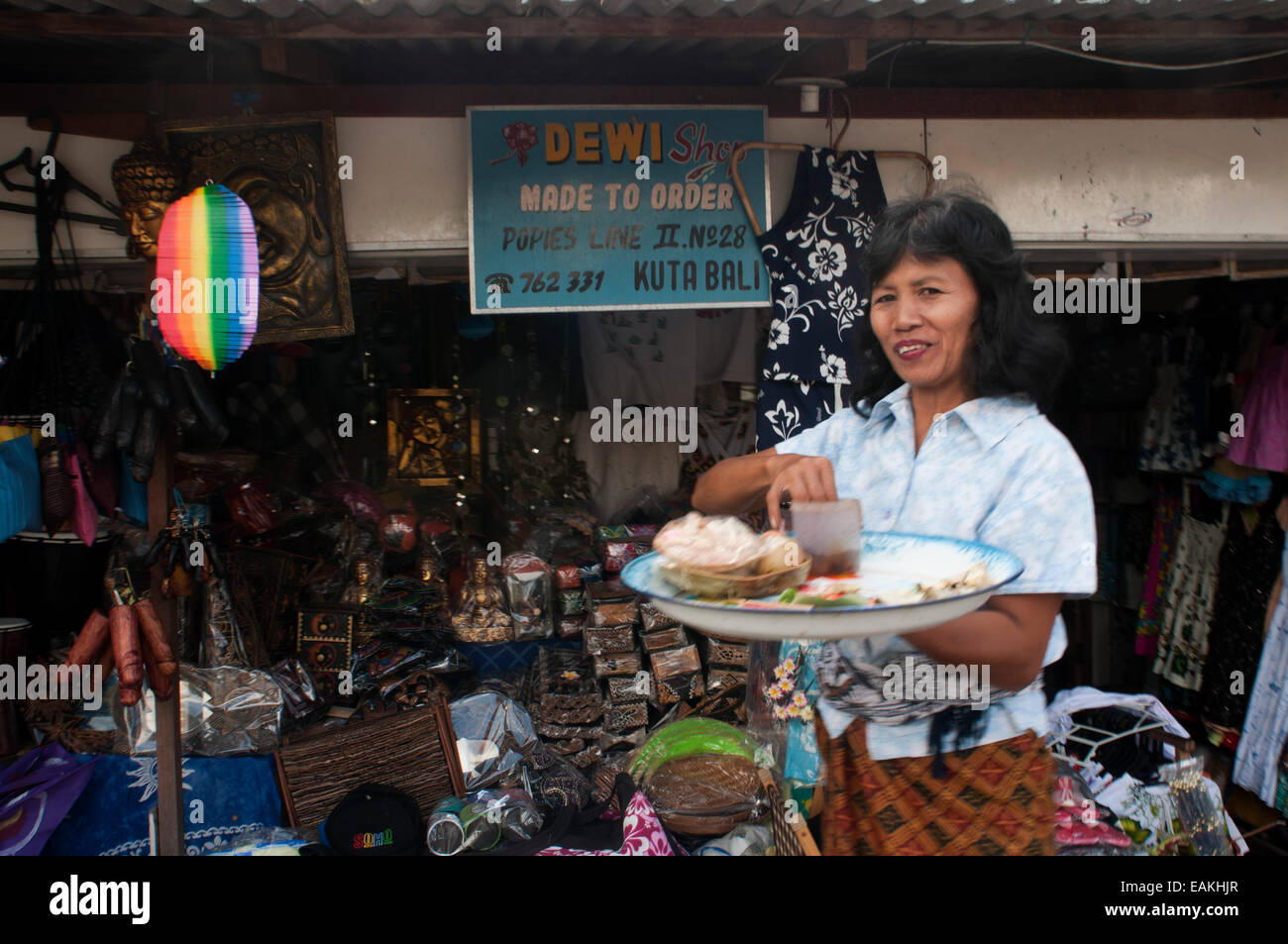 Donna Balinese con offerta in un negozio di Kuta. Bali. Indonesia. Saraswati giorno è uno stile Balinese tradizionale festa per celebrare th Foto Stock