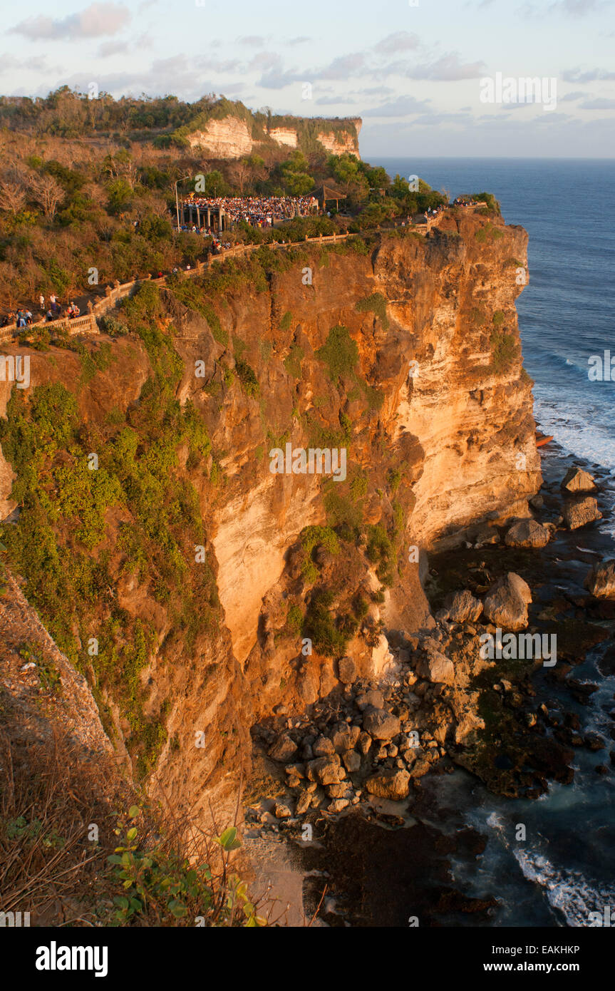 I turisti lungo le scogliere accanto all'Ulu Watu tempio Pura Luhur. Bali. Uluwatu Temple è un tempio indù impostato sulla rupe banca mi Foto Stock