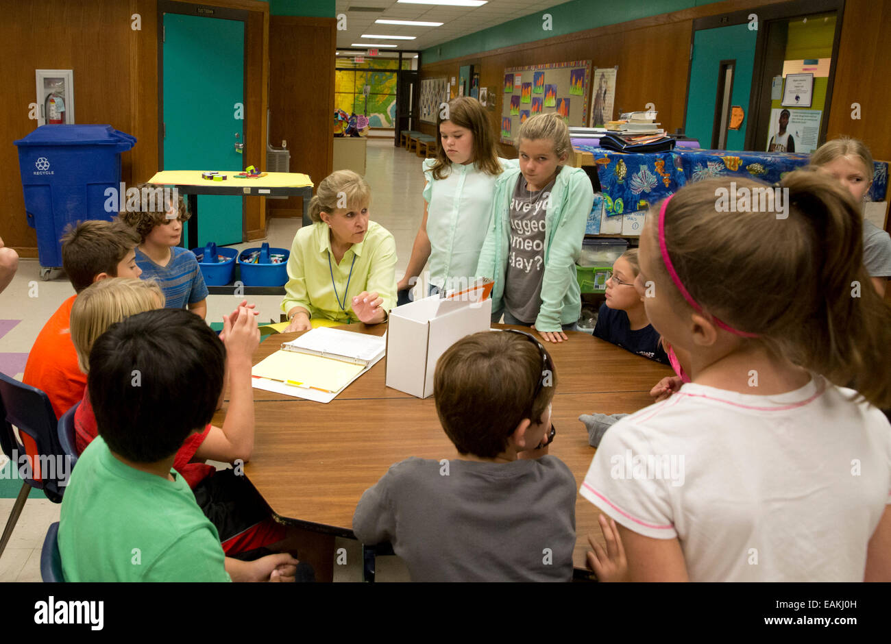 La quinta elementare studenti e membri della dirigenza Club in Texas la scuola elementare, preparare i poster e le indicazioni per unità di cibo Foto Stock La quinta elementare studenti e membri della dirigenza Club in Texas la scuola elementare, preparare i poster e le indicazioni per unità di cibo Foto Stock