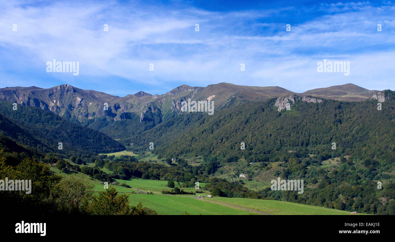 La valle di Chaudefour in primavera, Puy de Dome, Auvergne, Francia Foto Stock