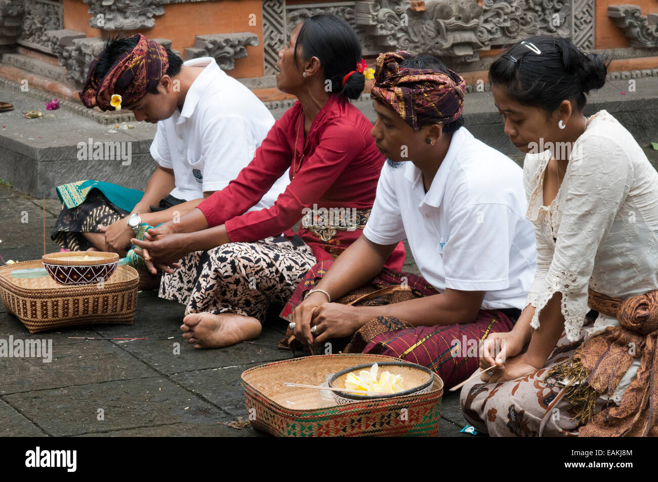 Una famiglia balinese prega a pura Tirta Empul un tempio Hindu e cold springs - TAMPAKSIRING, Bali, Indonesia. Diversi peo Foto Stock