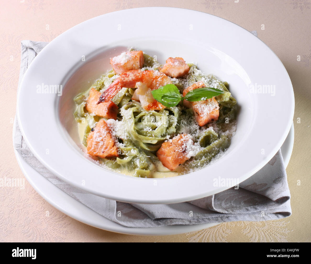 Maccheroni con un salmone Foto Stock