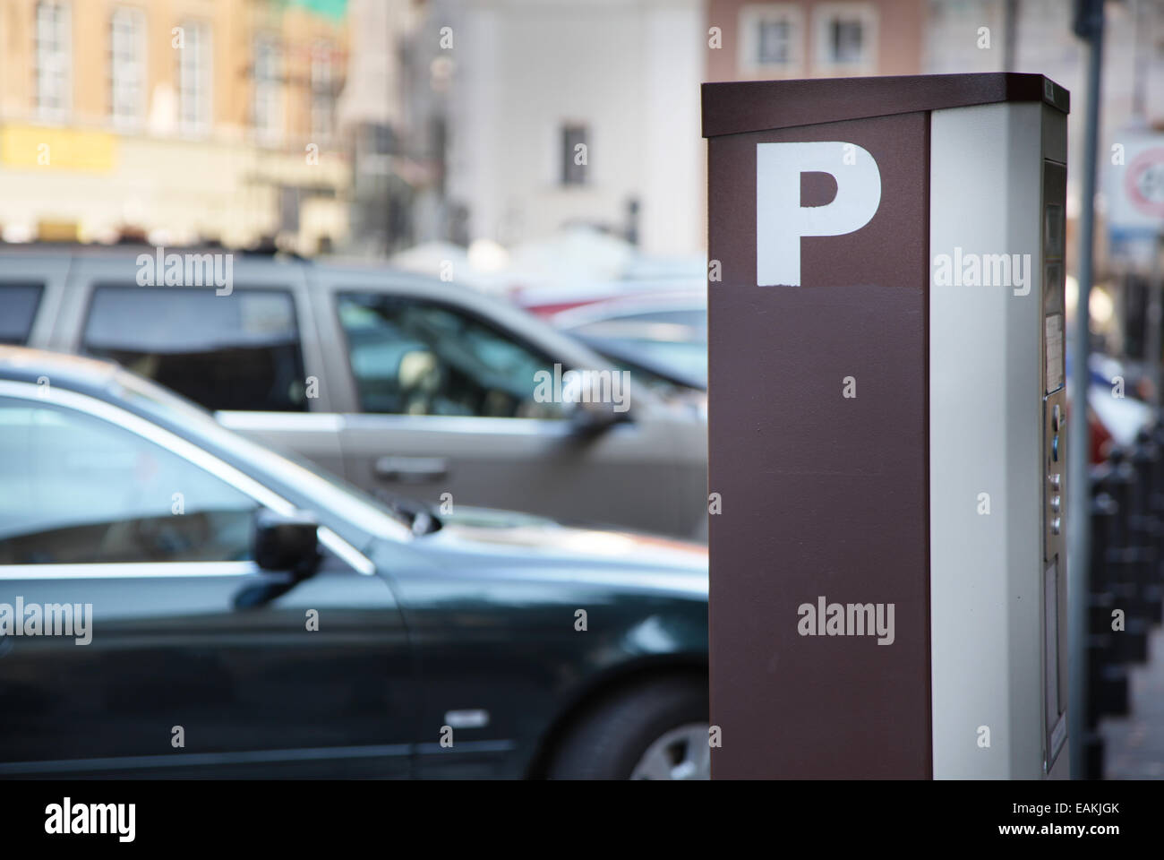 Parcometro nella città. Vetture sfocata sullo sfondo. Foto Stock