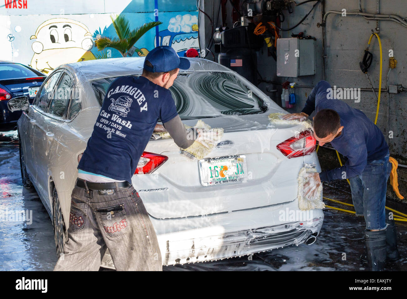 Miami Florida,Little Havana,car wash,uomo ispanico uomini maschio,lavoro,lavoro,lavaggio,sapone,pulizia,FL141101115 Foto Stock