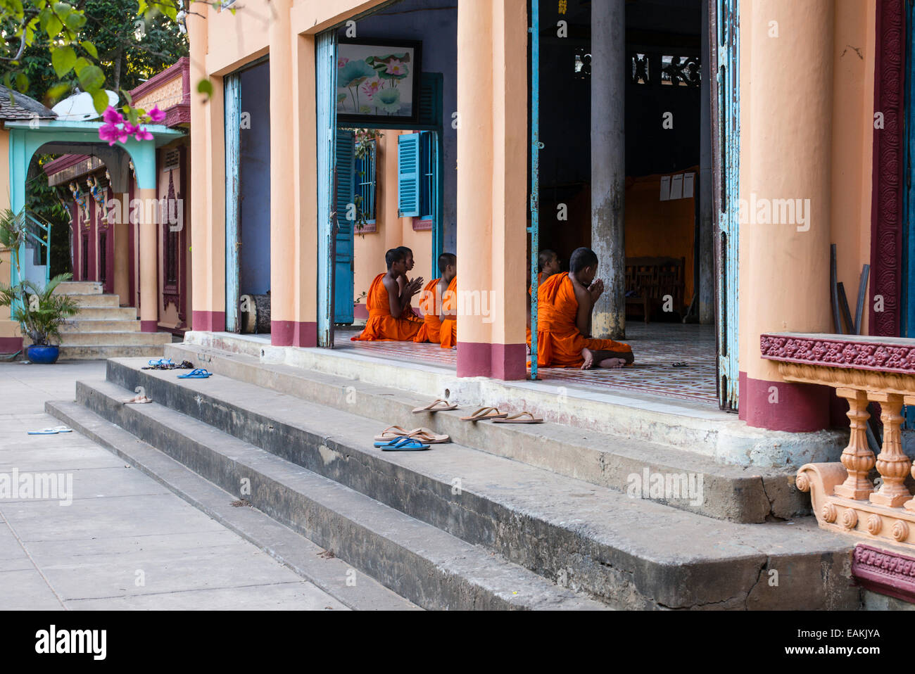 Il Vietnam Theravada Khmer i monaci buddisti di età compresa tra i 15 e 20 pregare presso un tempio di Tra Vinh, Vietnam. Foto Stock