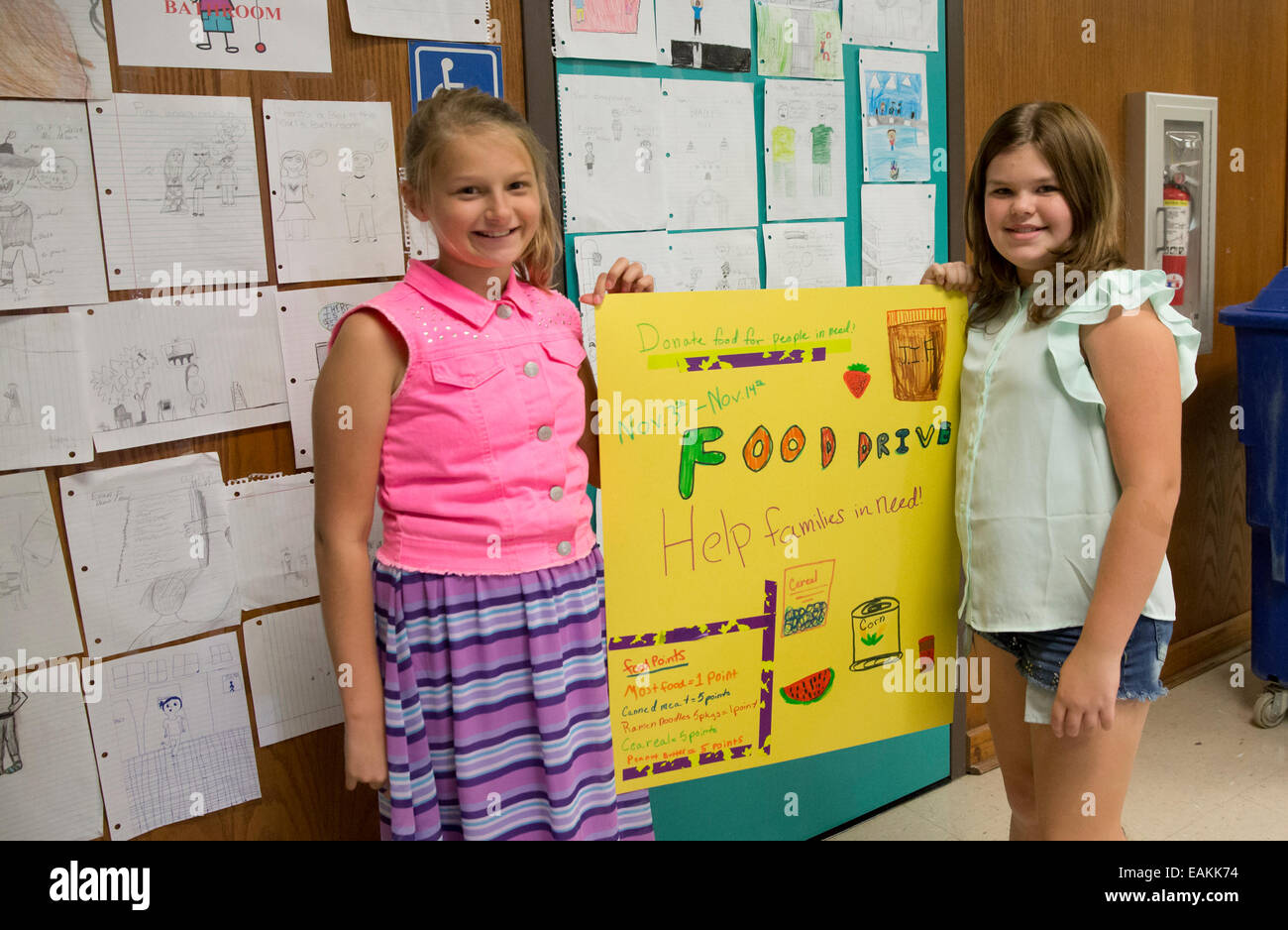 La quinta elementare studenti e membri della dirigenza Club in Texas la scuola elementare, preparare i poster e le indicazioni per unità di cibo Foto Stock La quinta elementare studenti e membri della dirigenza Club in Texas la scuola elementare, preparare i poster e le indicazioni per unità di cibo Foto Stock