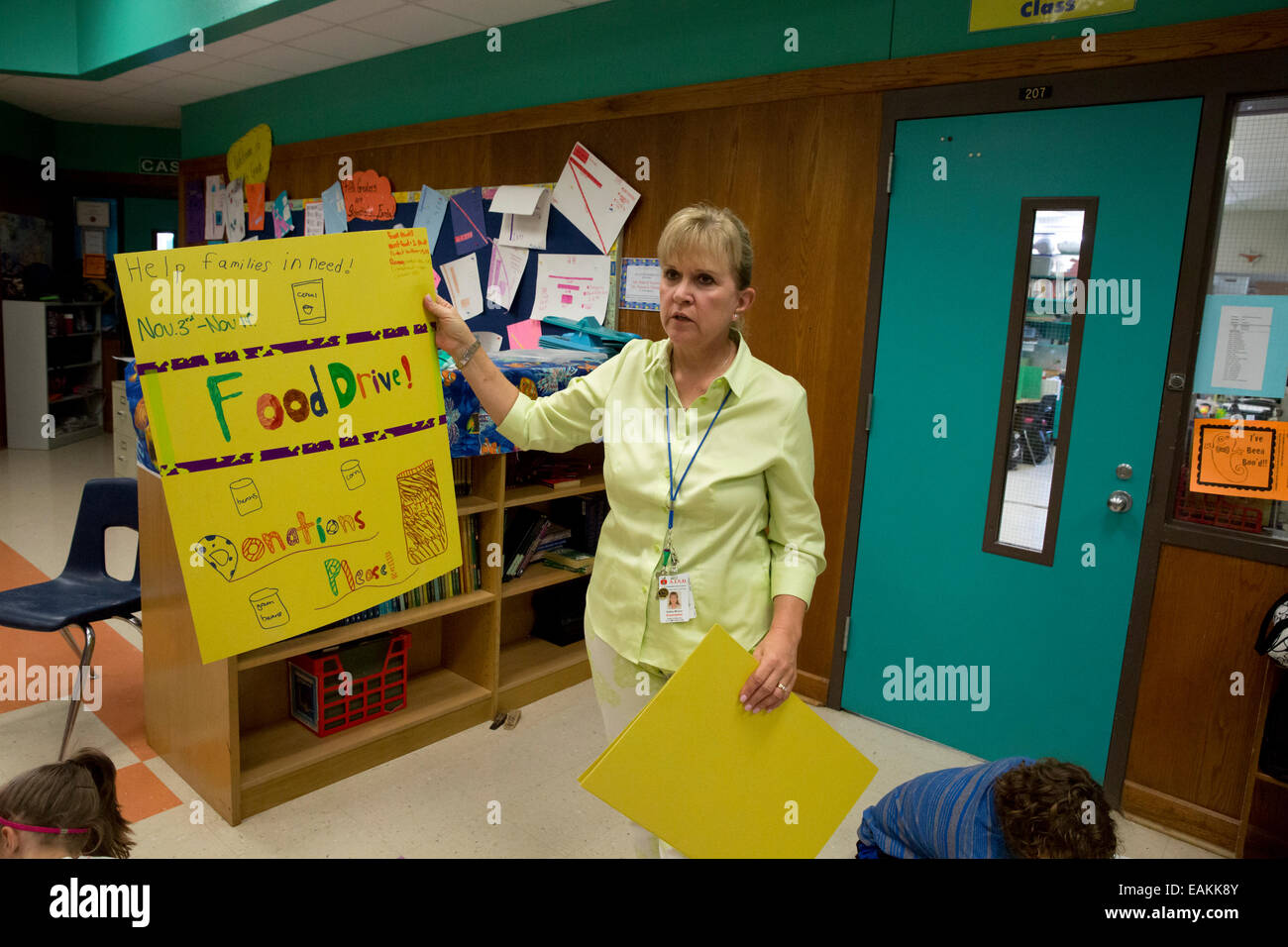 La quinta elementare studenti e membri della dirigenza Club in Texas la scuola elementare, preparare i poster e le indicazioni per unità di cibo Foto Stock La quinta elementare studenti e membri della dirigenza Club in Texas la scuola elementare, preparare i poster e le indicazioni per unità di cibo Foto Stock