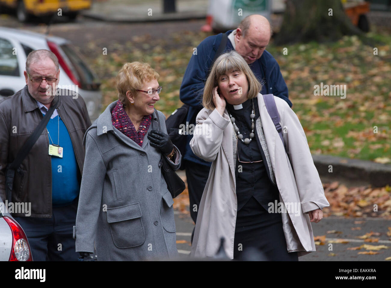 Il generale anglicano Sinodo, Church House, Londra, Inghilterra, Regno Unito. 17 Novembre, 2014. Immagine mostra (a destra) Canon Philippa Boardman (50) Tesoriere della Cattedrale di St Paul arrivando Chiesa Casa, ubicazione del Sinodo generale oggi è previsto per approvare una legislazione che consenta la donna ad essere nominato e scelto per gli alti posti nella Chiesa Anglicana.La mossa che arriva venti anni dopo la prima donna sacerdoti sono stati ordinati potrebbe vedere la prima donna vescovo nominato il prossimo anno. Credito: Jeff Gilbert/Alamy Live News Foto Stock