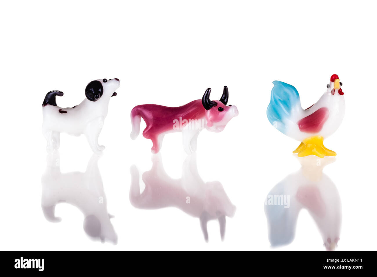 Piccole sculture in vetro che rappresentano i cinesi segni zodiacali isolate su un puro sfondo bianco Foto Stock