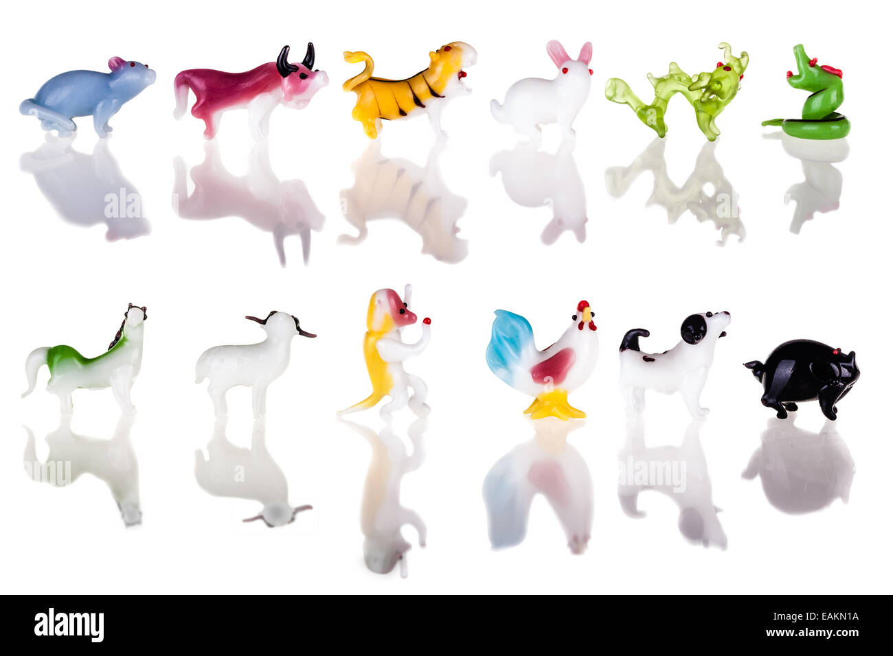 Piccole sculture in vetro che rappresentano i cinesi segni zodiacali isolate su un puro sfondo bianco Foto Stock