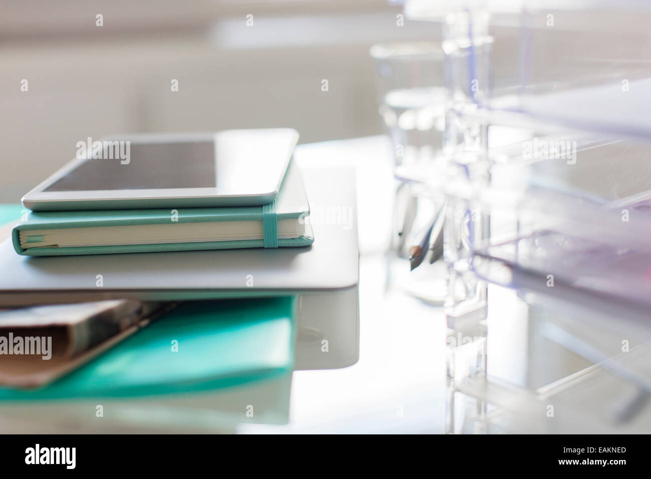 Materiali cartacei e tavoletta digitale sulla scrivania in ufficio Foto Stock