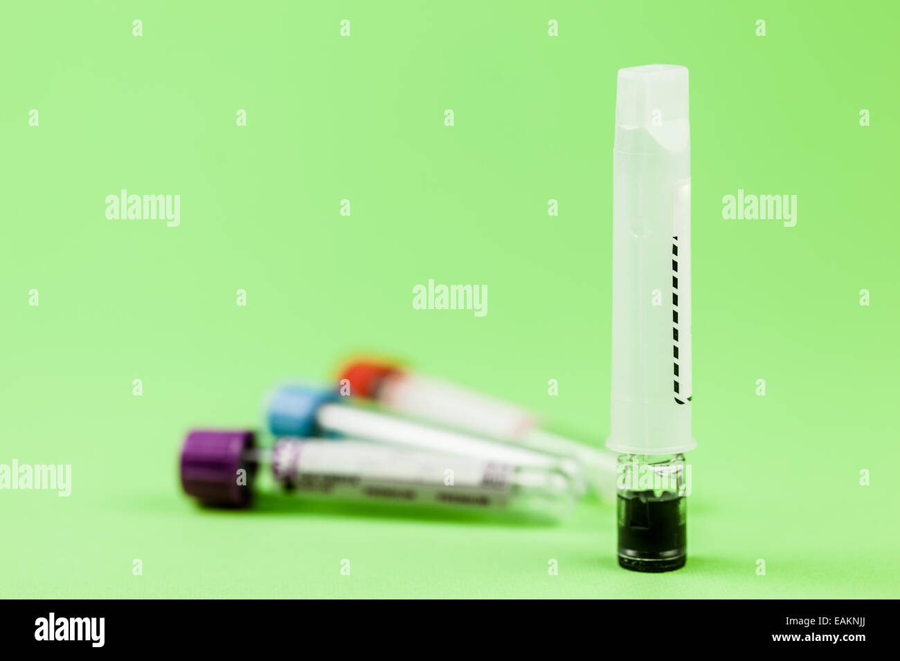 Tubi a vuoto per la raccolta di campioni di sangue in laboratorio Foto Stock