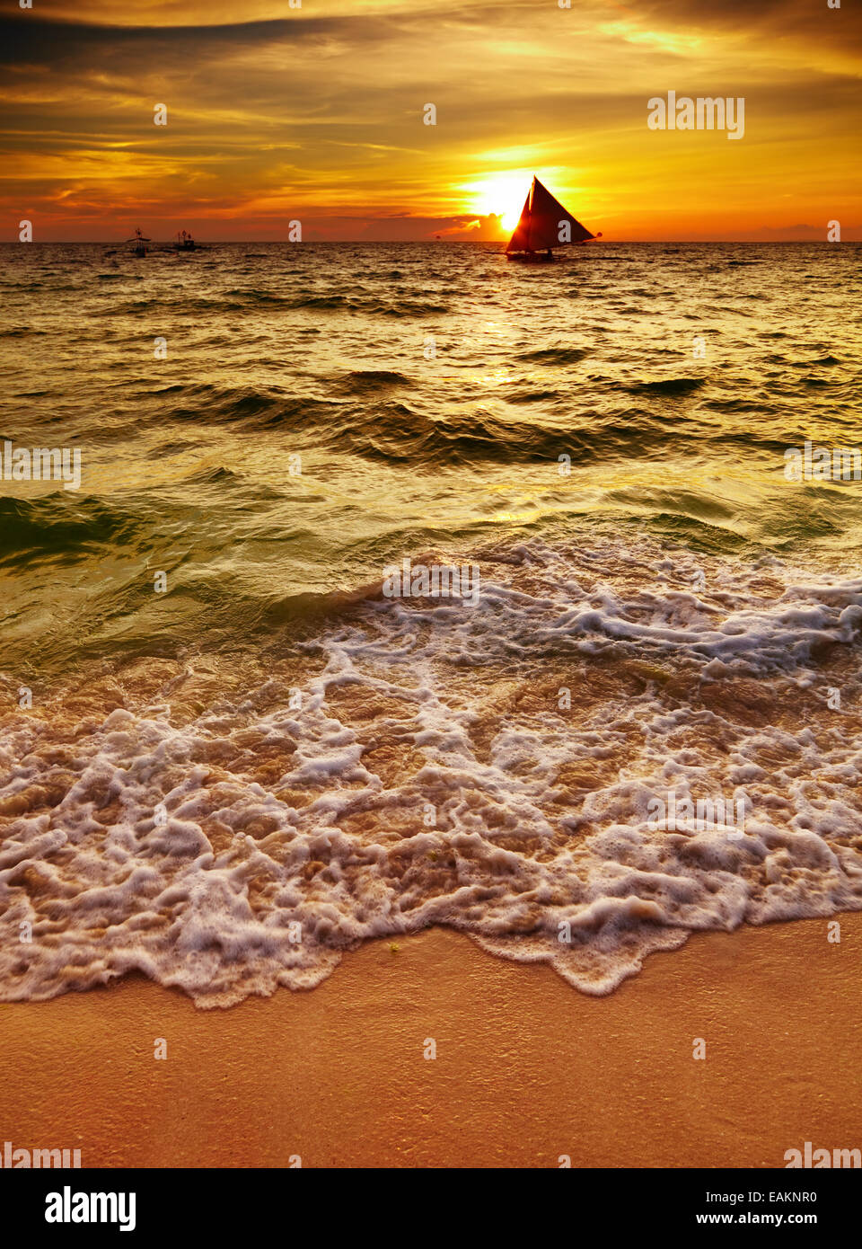 Tramonto tropicale con barca a vela, Boracay, Filippine Foto Stock