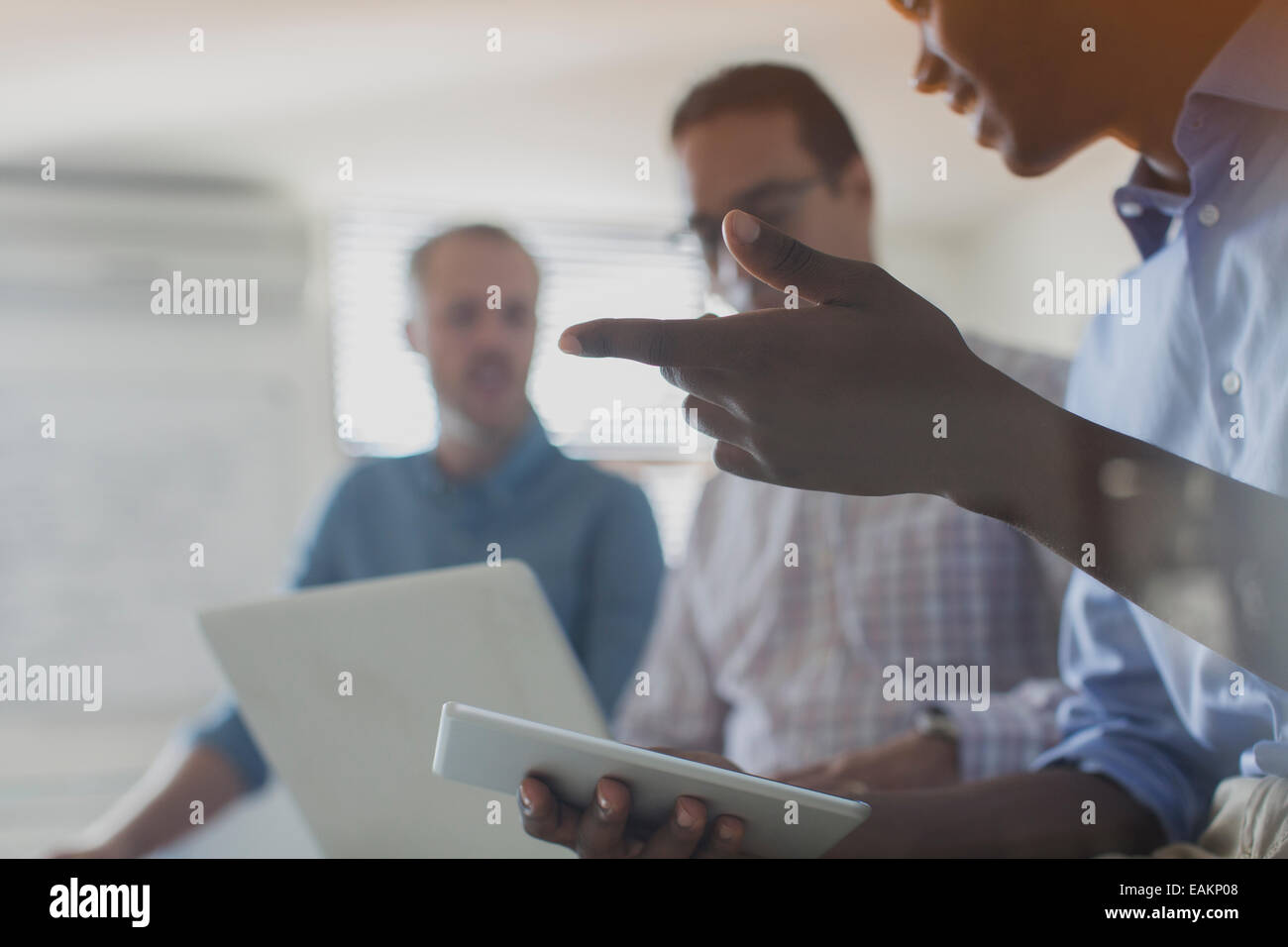 Imprenditori con tavoletta digitale e il computer portatile in ufficio Foto Stock