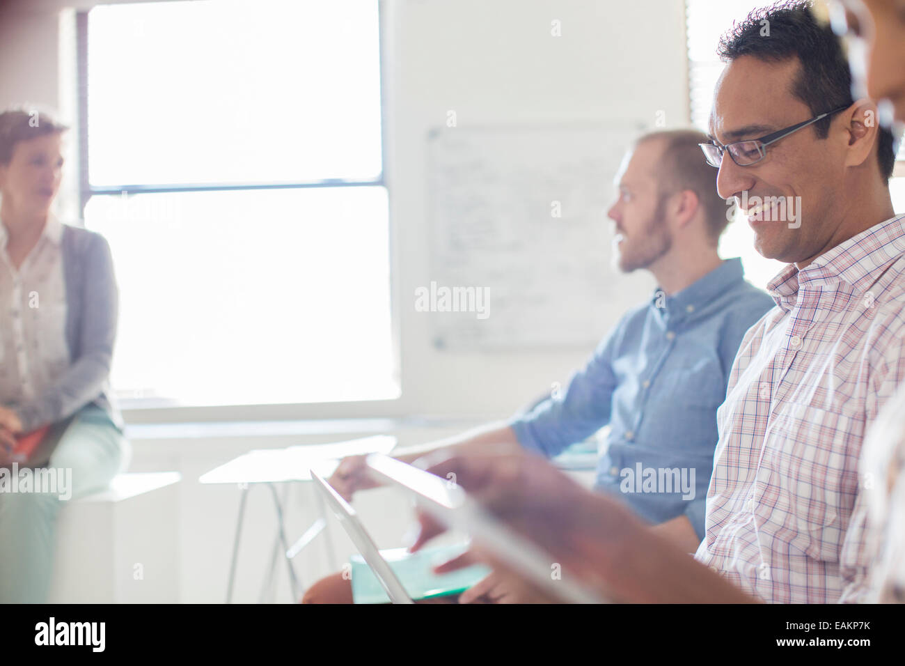 Le persone che lavorano su tablet PC e notebook in ufficio Foto Stock