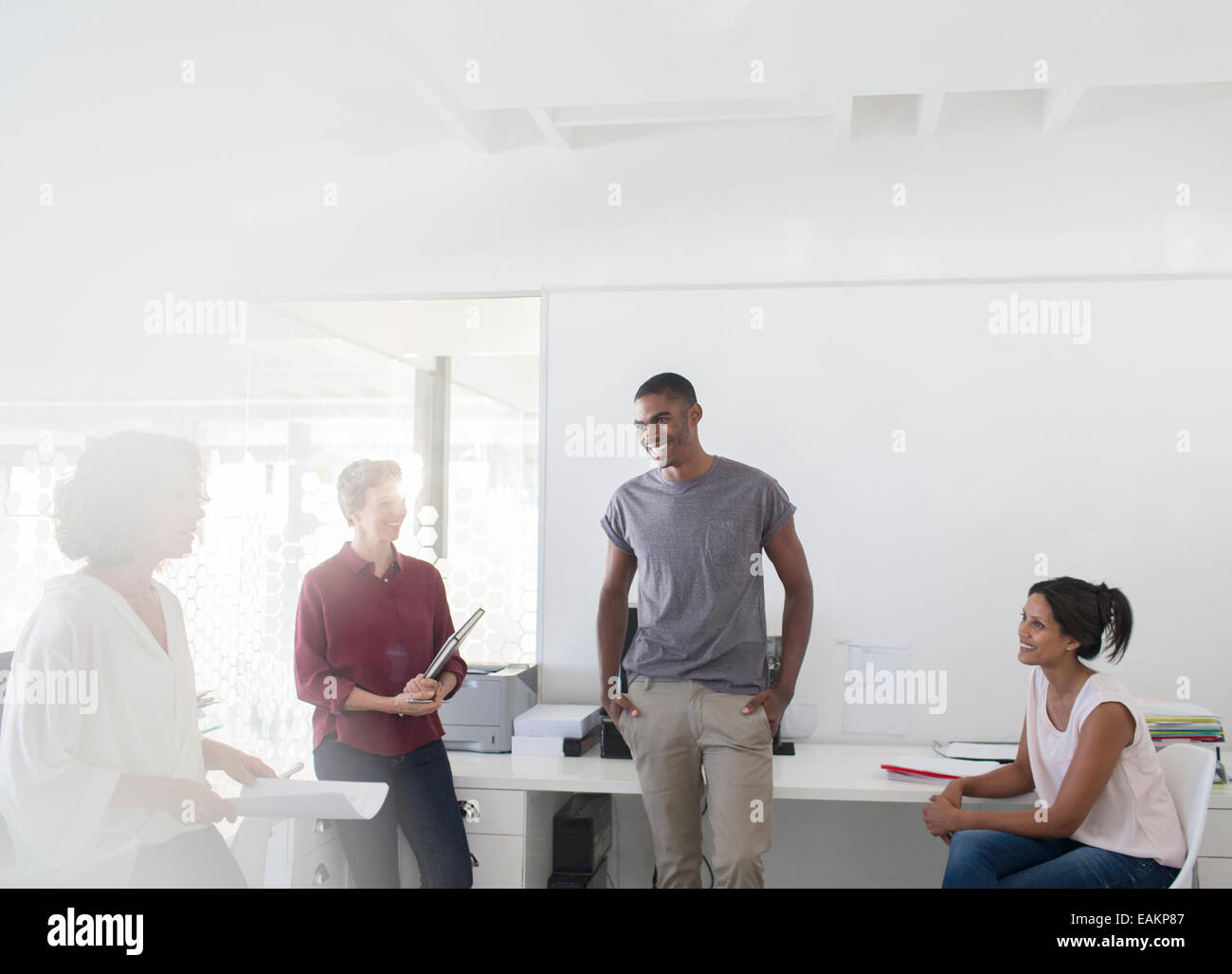 Persone aventi una riunione in ufficio Foto Stock