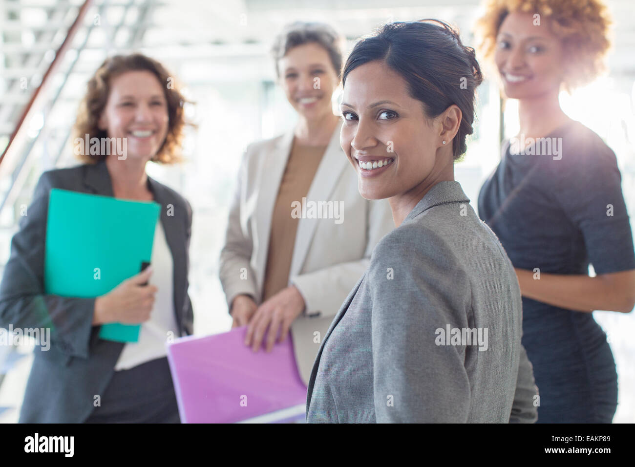 Ritratto di quattro imprenditrici sorridente in ufficio Foto Stock