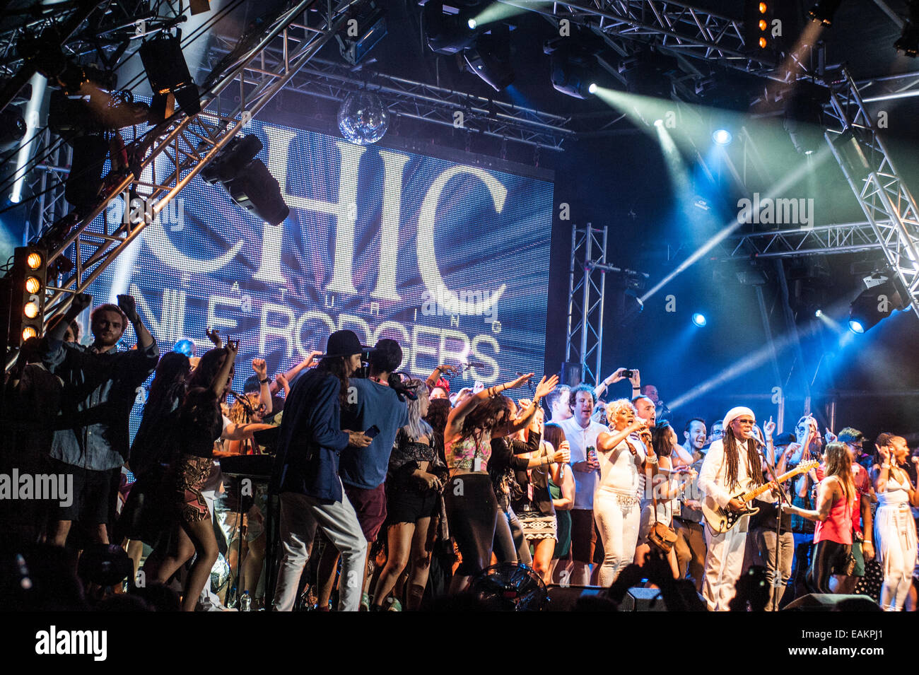 Eleganti dotate di Nile Rodgers concerto al festival sconosciuto, Rovigno, Croazia, 2014. CHIC feat Nile Rodgers am koncert im Kroatien. Foto Stock