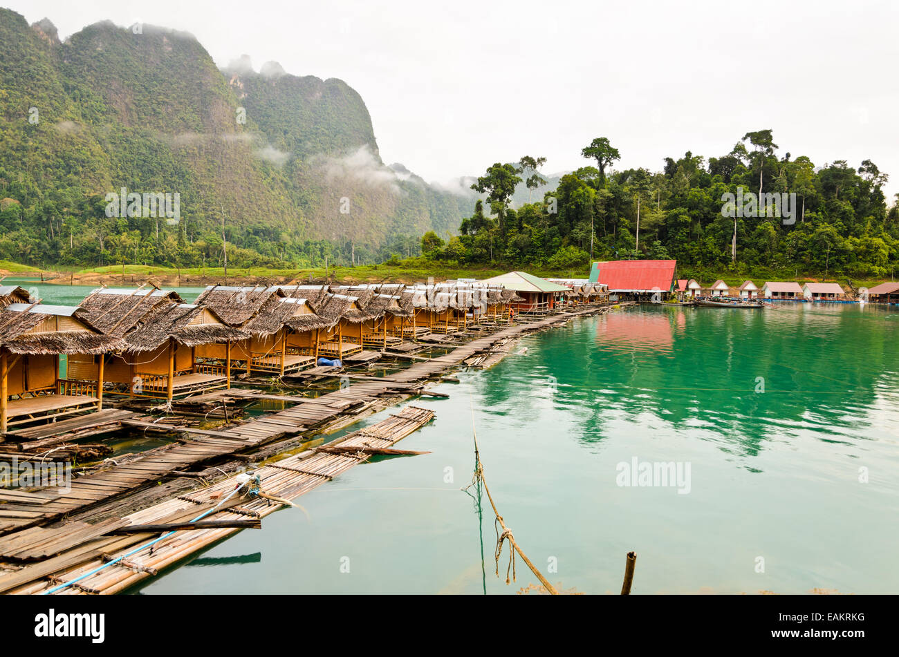 Atmosfera di bamboo resort galleggianti al mattino alla diga di Ratchaprapha, Khao Sok National Park, Surat Thani Provincia, Thailandia Foto Stock