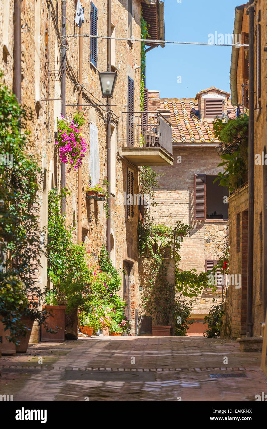 Sunny strade di città italiana a Pienza in Toscana Foto Stock