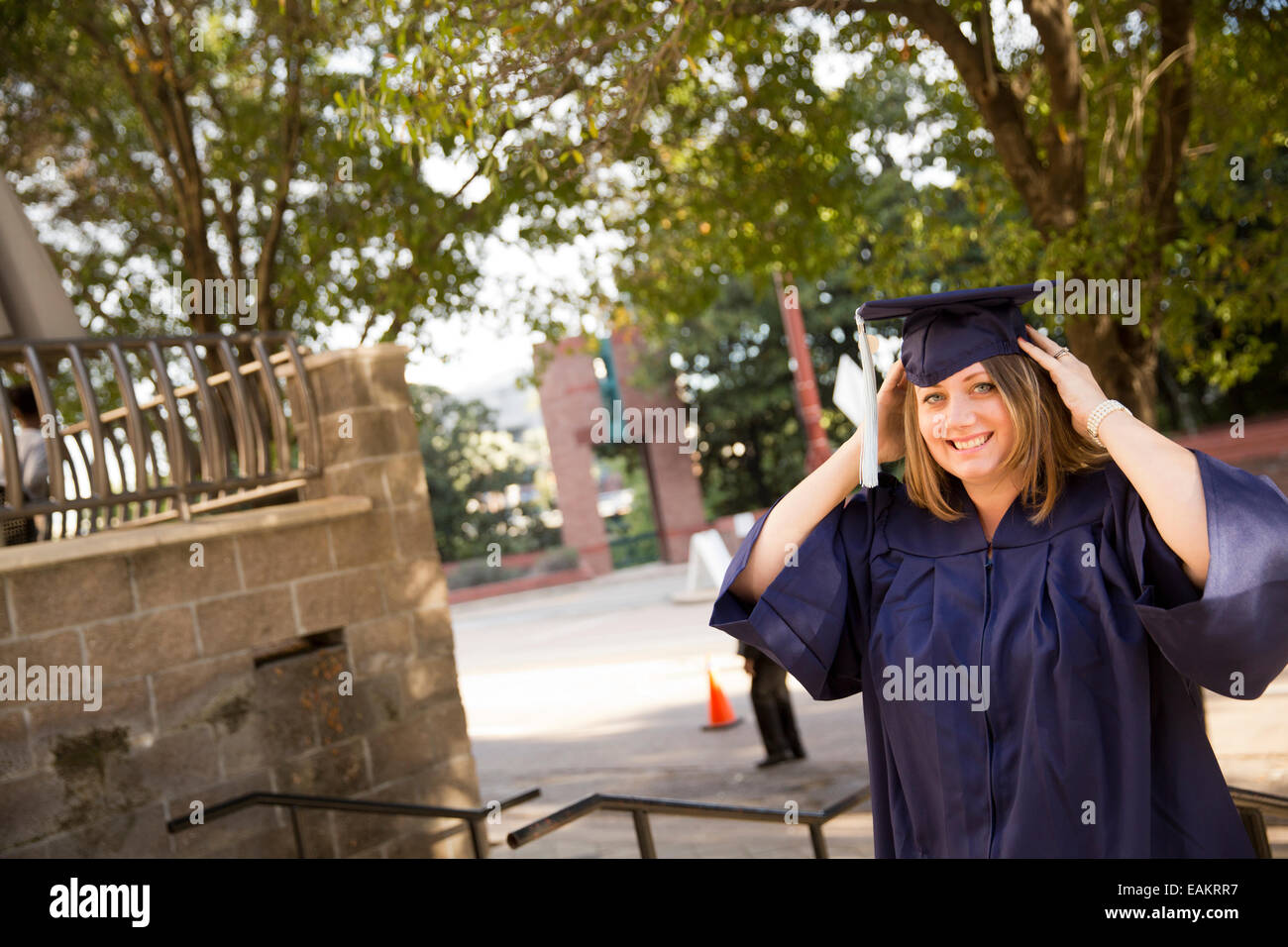 I laureati con i tappi e gli abiti prima la loro cerimonia di laurea da WGU Texas e Università online Foto Stock