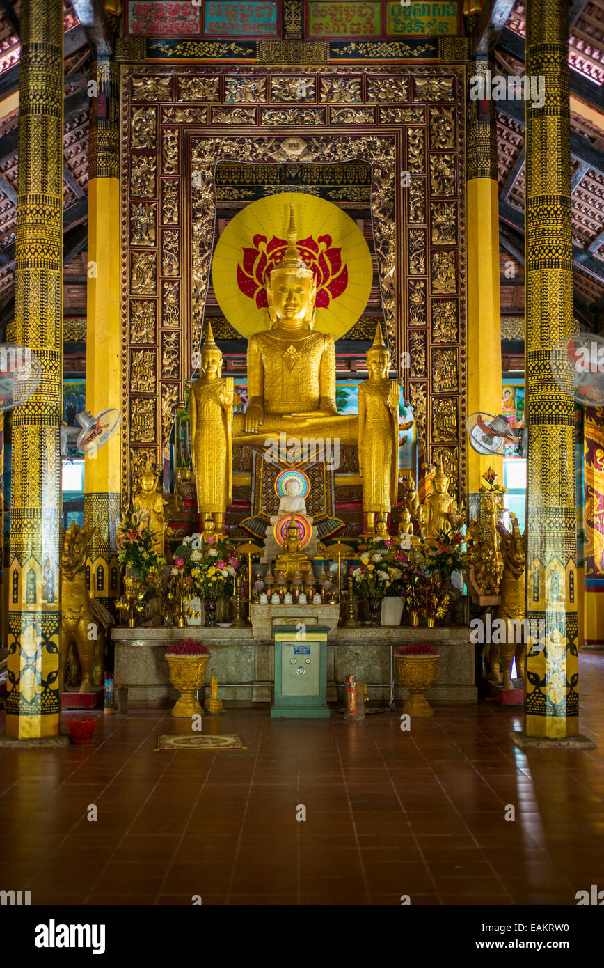 Altare di Buddha in Angkorajabore Wat Ang Theravada Khmer tempio buddista in Tra Vinh, Vietnam. Foto Stock