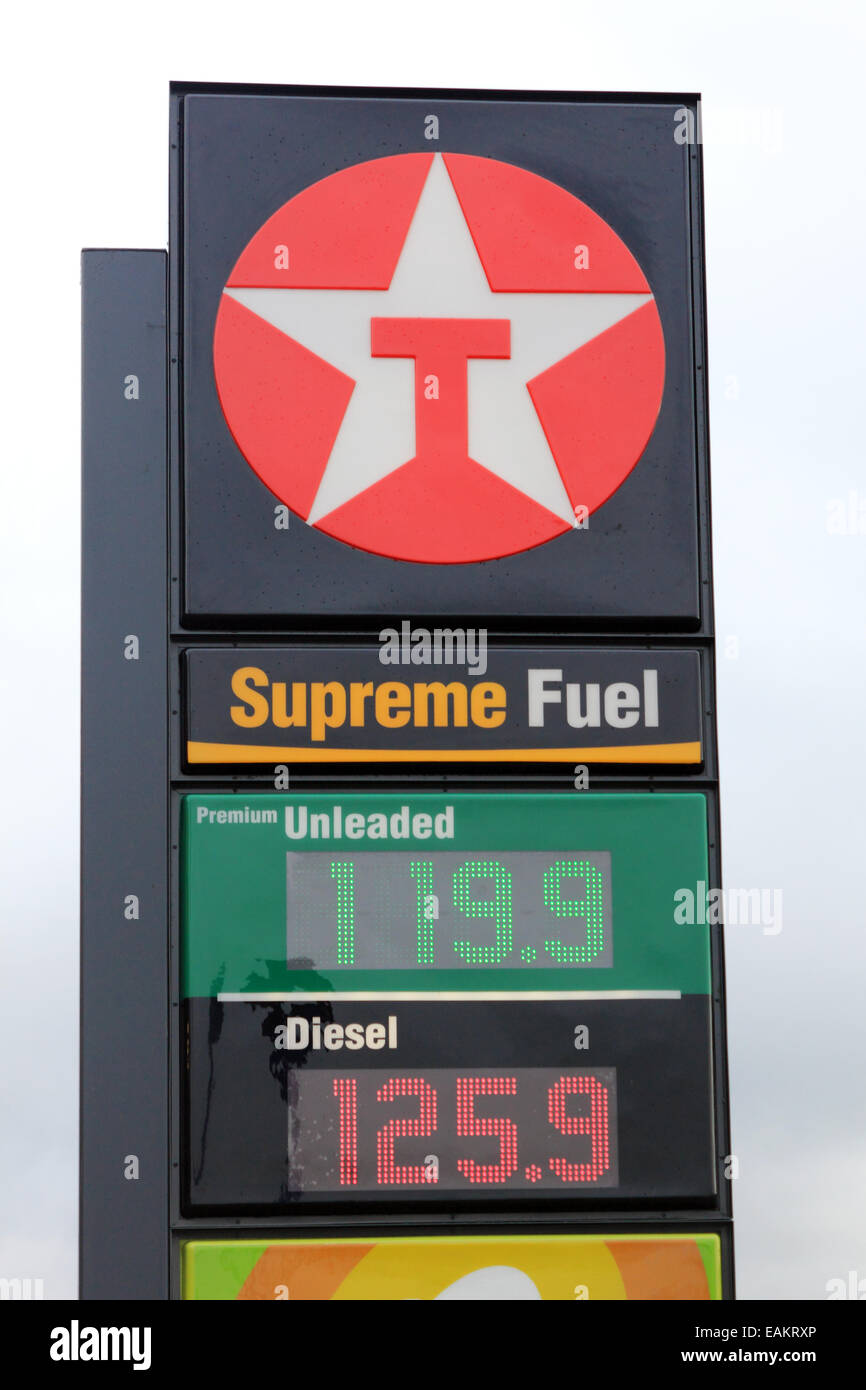 Hanworth, SW London, England, Regno Unito. 17 novembre 2014. Come il costo del greggio Brent cade, meno benzina e prezzi deisel vengono comunicate al cliente. Oggi nella zona sud-ovest di Londra il prezzo della benzina è sceso al di sotto dei 120 pence soglia a 119,9 pence al litro. La tendenza al ribasso è prevista per ultimo nel nuovo anno. Credito: Julia Gavin UK/Alamy Live News Foto Stock