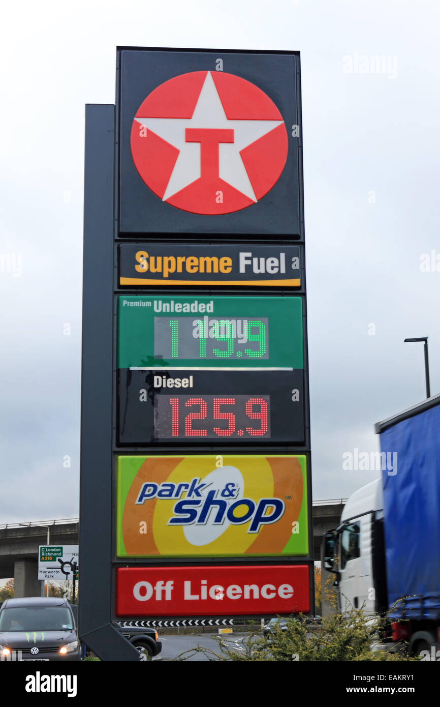 Hanworth, SW London, England, Regno Unito. 17 novembre 2014. Come il costo del greggio Brent cade, meno benzina e prezzi deisel vengono comunicate al cliente. Oggi nella zona sud-ovest di Londra il prezzo della benzina è sceso al di sotto dei 120 pence soglia a 119,9 pence al litro. La tendenza al ribasso è prevista per ultimo nel nuovo anno. Credito: Julia Gavin UK/Alamy Live News Foto Stock