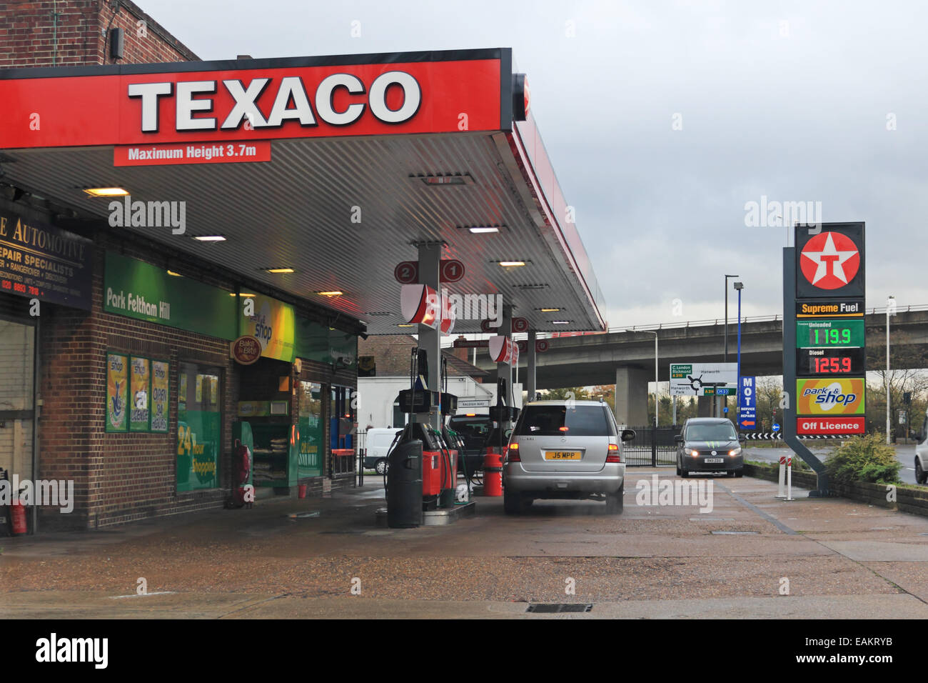 Hanworth, SW London, England, Regno Unito. 17 novembre 2014. Come il costo del greggio Brent cade, meno benzina e prezzi deisel vengono comunicate al cliente. Oggi nella zona sud-ovest di Londra il prezzo della benzina è sceso al di sotto dei 120 pence soglia a 119,9 pence al litro. La tendenza al ribasso è prevista per ultimo nel nuovo anno. Credito: Julia Gavin UK/Alamy Live News Foto Stock