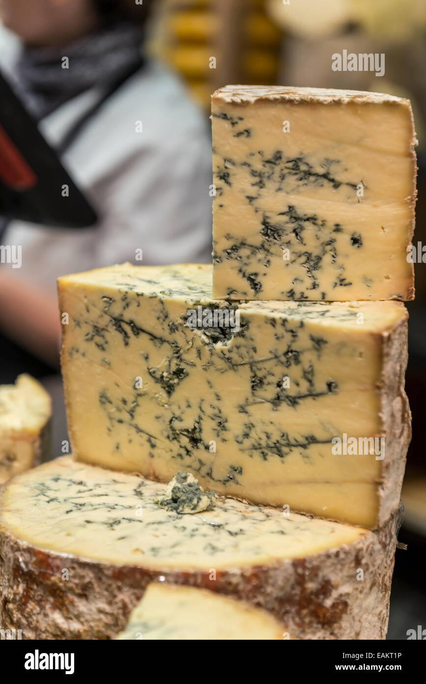 Pila di dimensioni differenti porzioni di formaggio blu sul display Foto Stock