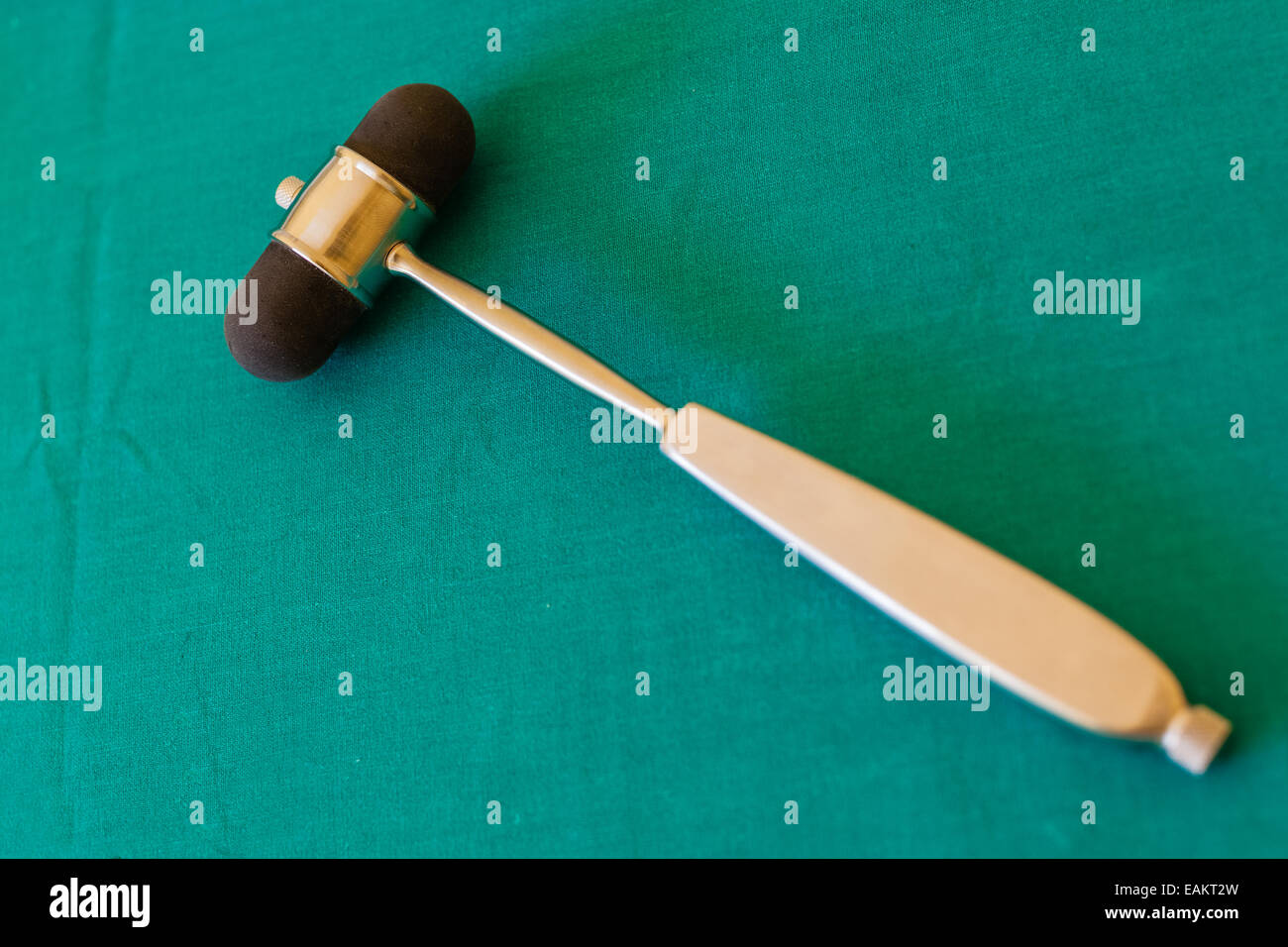 Un riflesso martello è uno strumento medico utilizzato dai medici per il test profondi riflessi del tendine Foto Stock