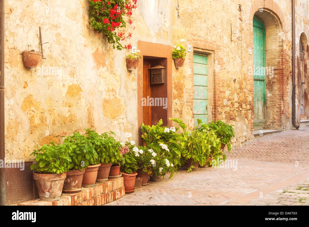 Sunny strade di città italiana a Pienza in Toscana Foto Stock