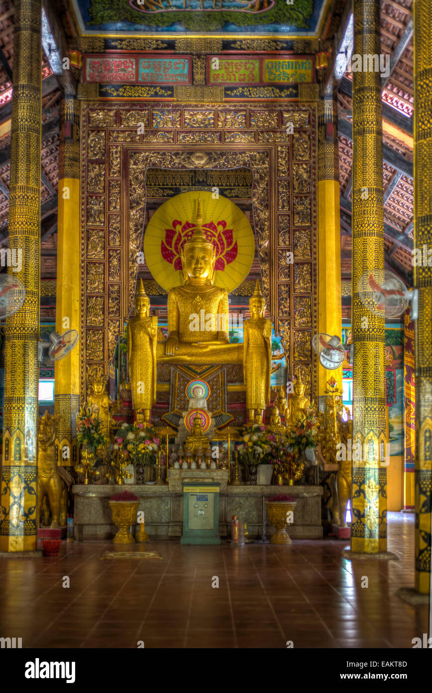 Altare di Buddha in Angkorajabore Wat Ang Theravada Khmer tempio buddista in Tra Vinh, Vietnam. Foto Stock