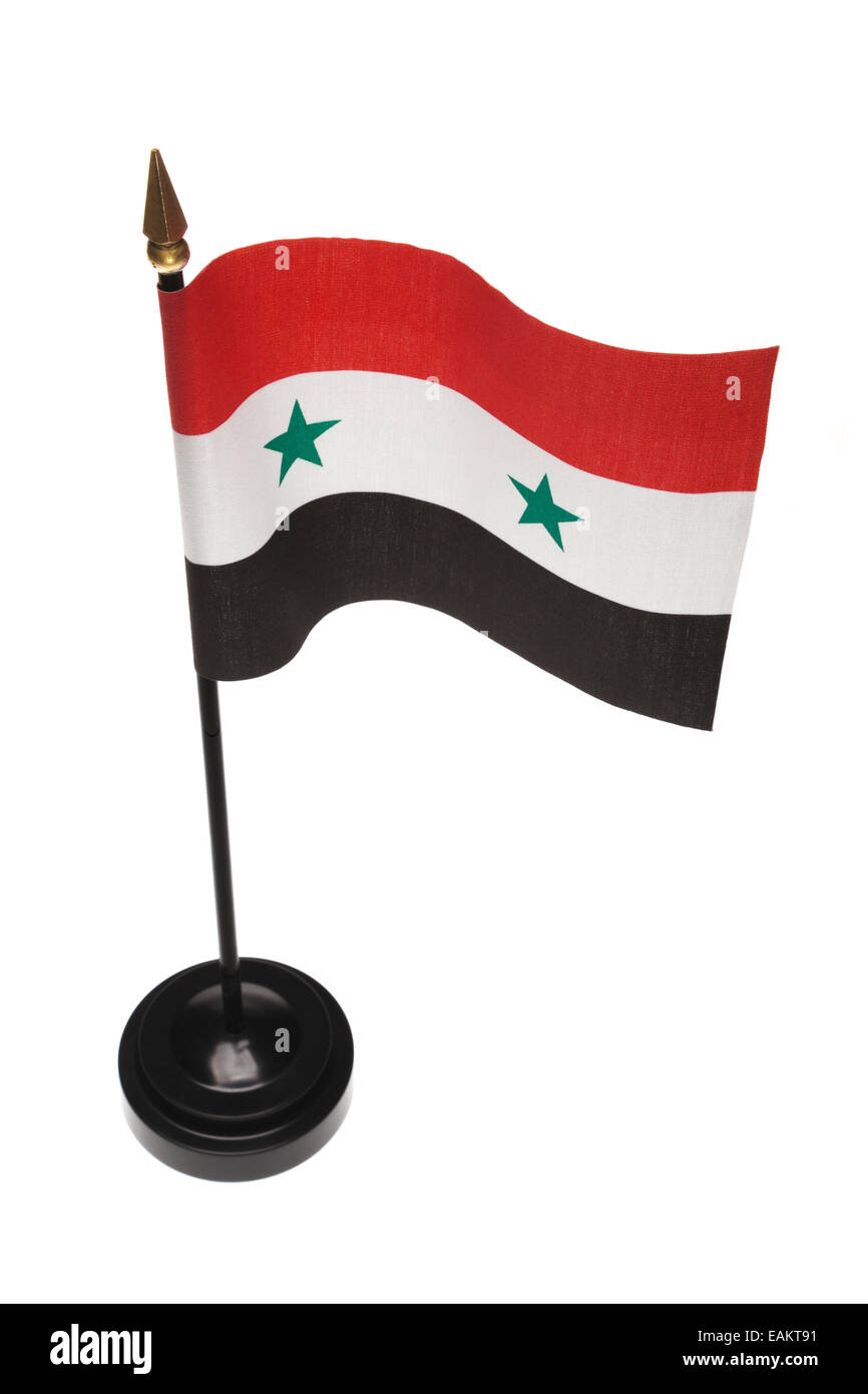 Piccola bandiera della Siria in una gabbia isolata su uno sfondo bianco. Angolo di alta. Foto Stock