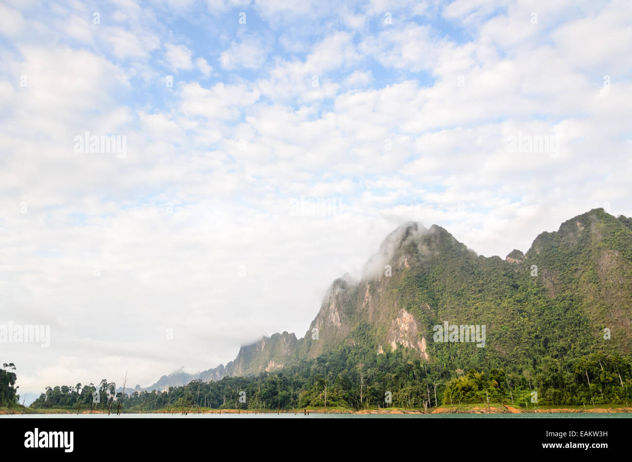 Bellissimo cielo e nuvole sopra le montagne al mattino alla diga di Ratchaprapha, Khao Sok National Park, Surat Thani Provincia, Th Foto Stock