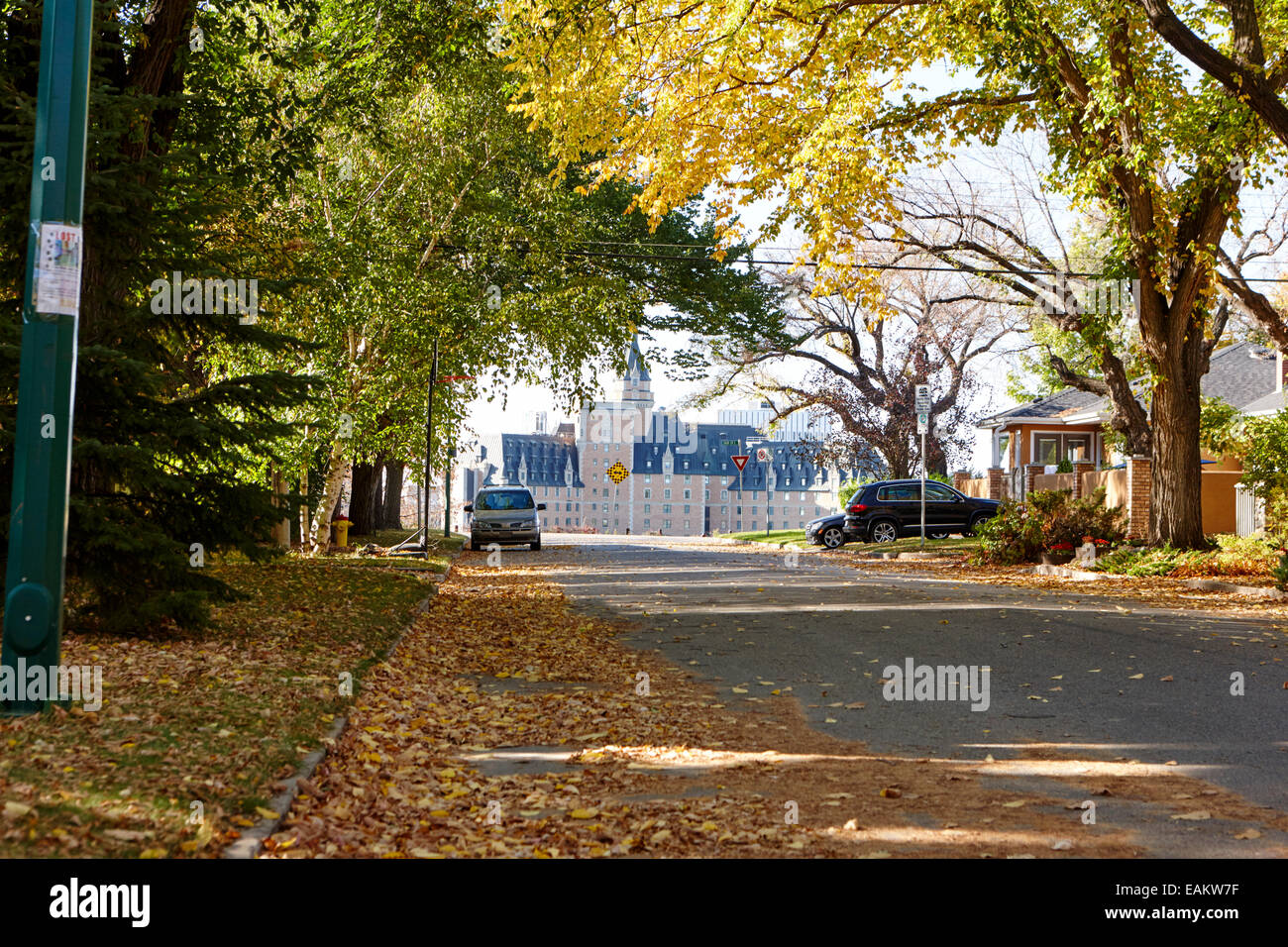 Via residenziale alberata in autunno si affaccia su delta bessborough hotel saskatoon Saskatchewan Canada Foto Stock