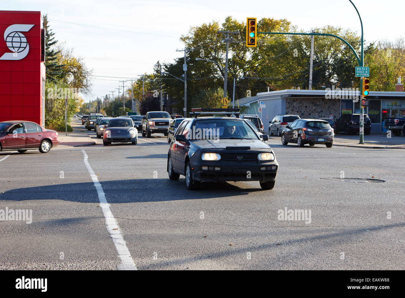 Vetture traversata movimentata città di intersezione al rush hour saskatoon Saskatchewan Canada Foto Stock