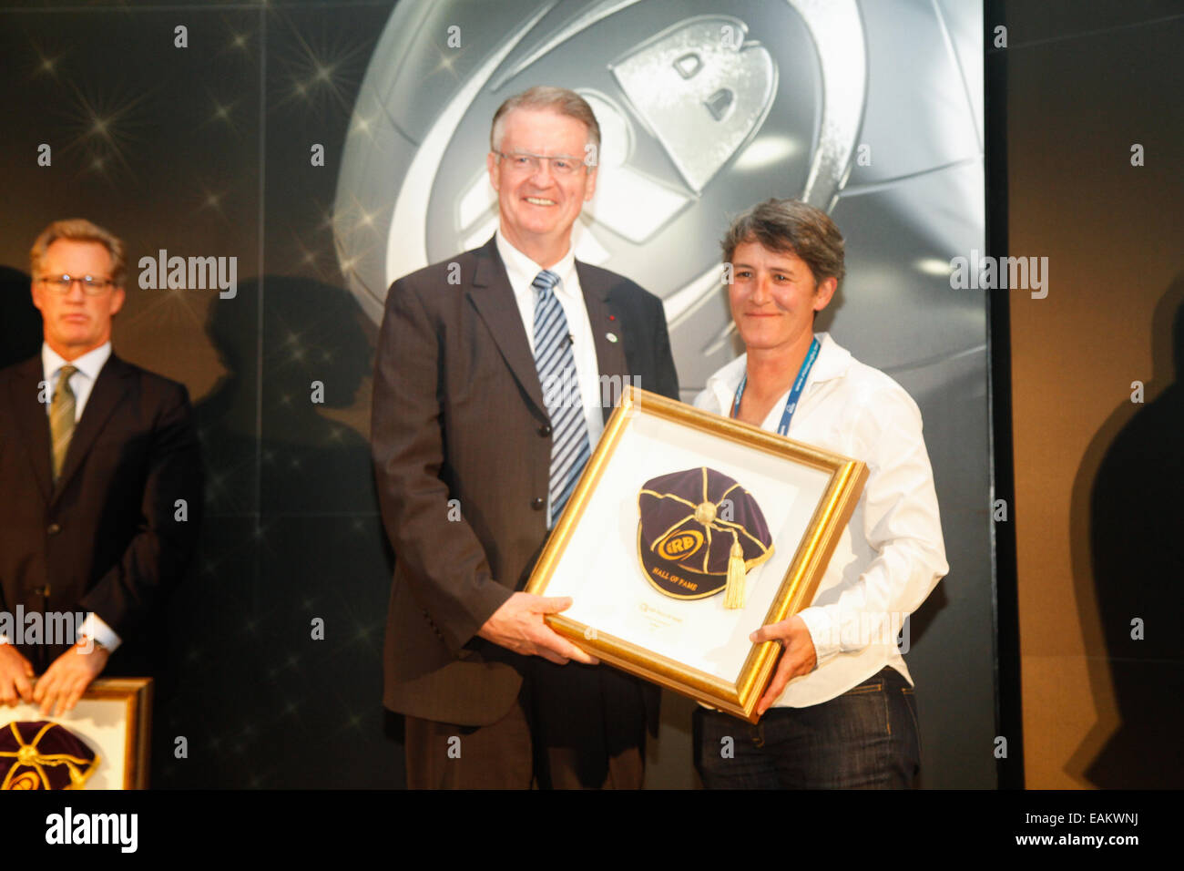 Londra, Regno Unito. 17 novembre 2014. IRB Presidente Bernard Lapasset presenta la Hall of Fame cap a Nathalie Amiel a nome di Jo Maso durante l'IRB Rugby mondiale conferenza ed esposizione. Credito: Elsie Kibue/Alamy Live News Foto Stock