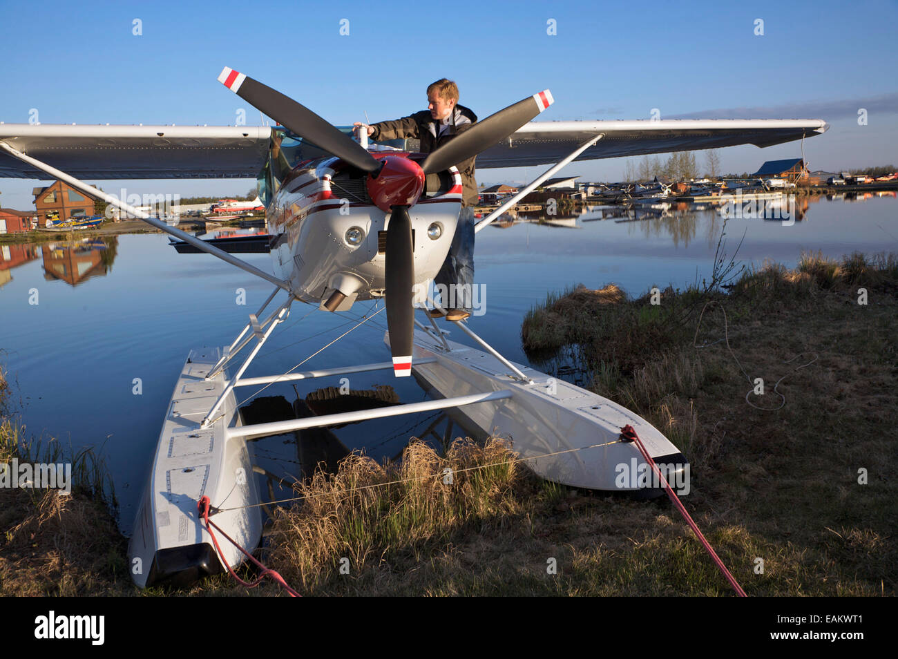 Pilot prepara il suo piano per il volo sul Lago di cofano in Anchorage in Alaska, Foto Stock