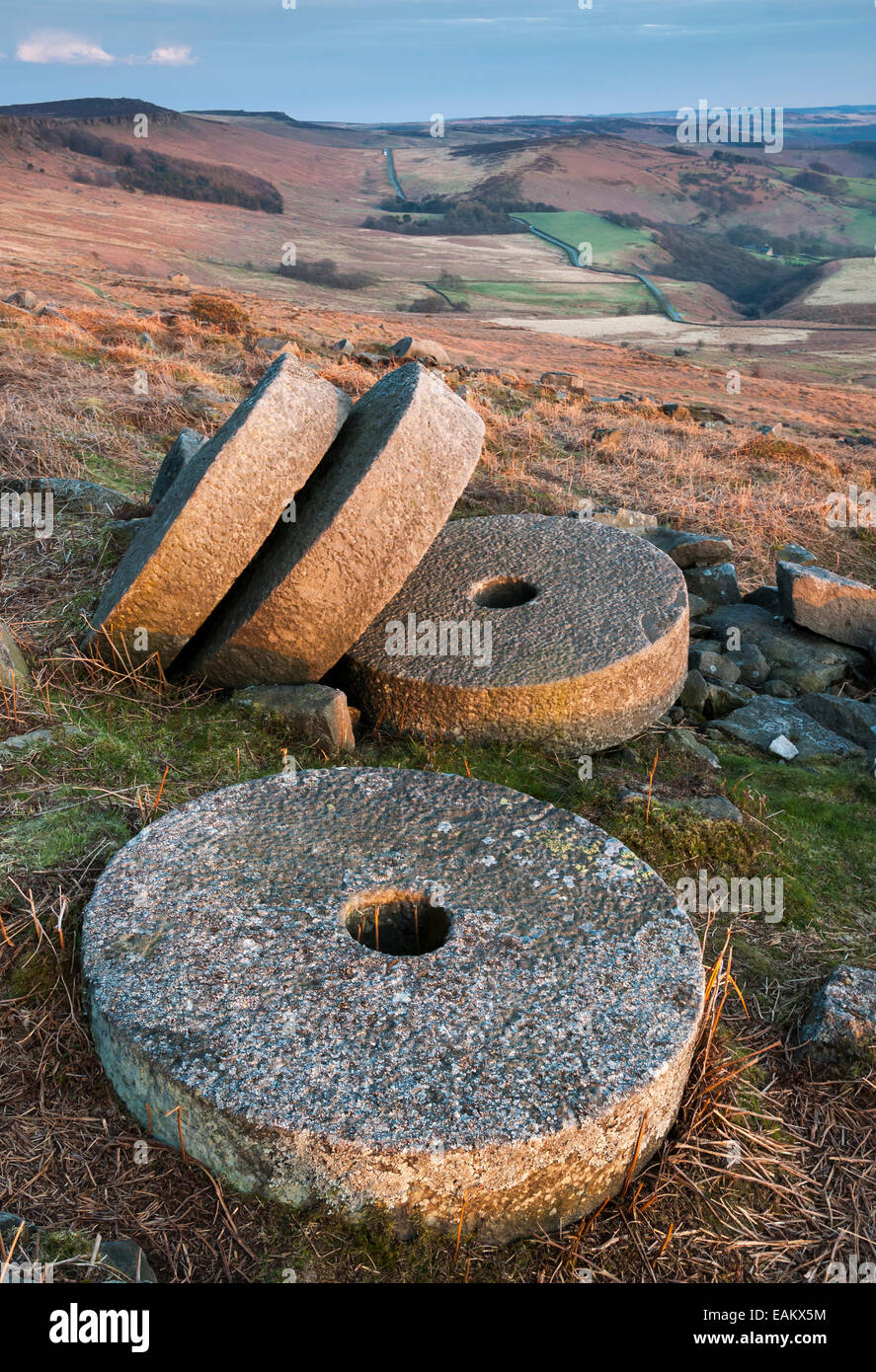 Macine in pietra sotto bordo Stanage al tramonto. Vista sul paesaggio colorato al di là con la strada in distanza. Foto Stock