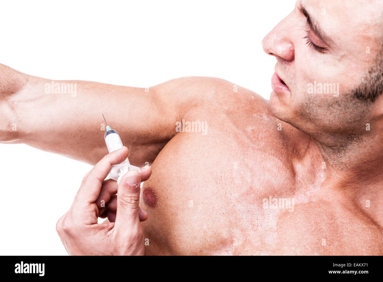 Un uomo muscolare dando se stesso una iniezione di steroidi nel suo braccio Foto Stock