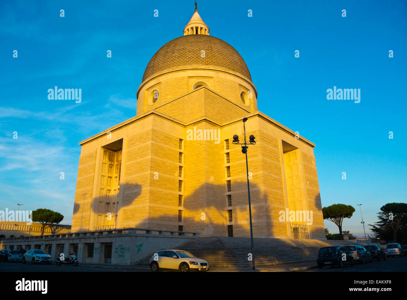Basilica parrocchiale dei Santi Pietro e Paolo, Basilica di San Pietro e Paolo di EUR, governo e il quartiere finanziario, Roma, Italia Foto Stock