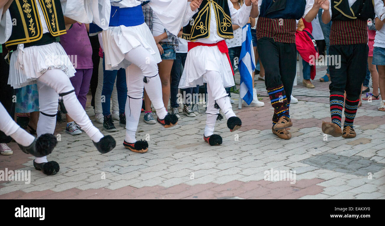 Vista delle gambe e scarpe di ballerini tradizionali in Grecia Foto Stock