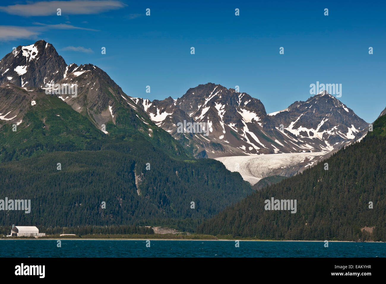 Un ghiacciaio dietro la riva della baia della resurrezione in Alaska. Foto Stock