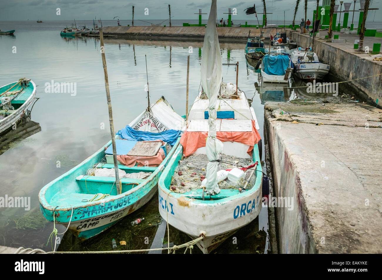 Colorate panga messicano la pesca barche ormeggiate nel porto lungo la Melecon, Campeche, Messico. Foto Stock