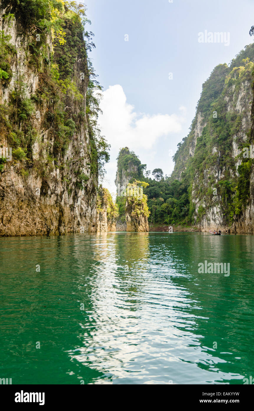 Isola di viaggio e il verde del lago alla diga di Ratchaprapha in Khao Sok National Park, Surat Thani Provincia, Thailandia ( Guilin della Thailandia Foto Stock